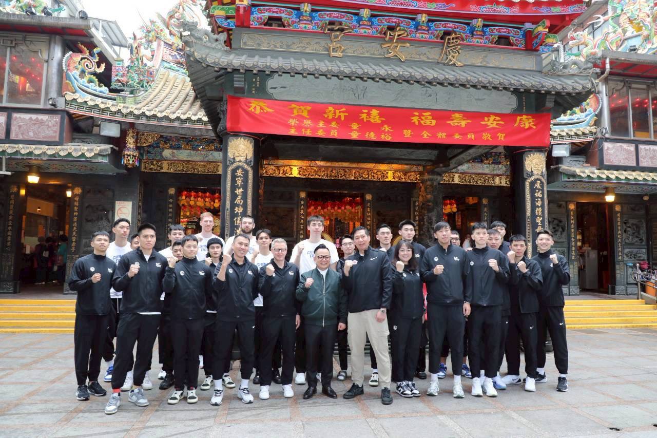 2/26迎戰南韓！中華男籃赴慶安宮祈福　童子瑋：運氣交給媽祖、拚戰交給我們 9