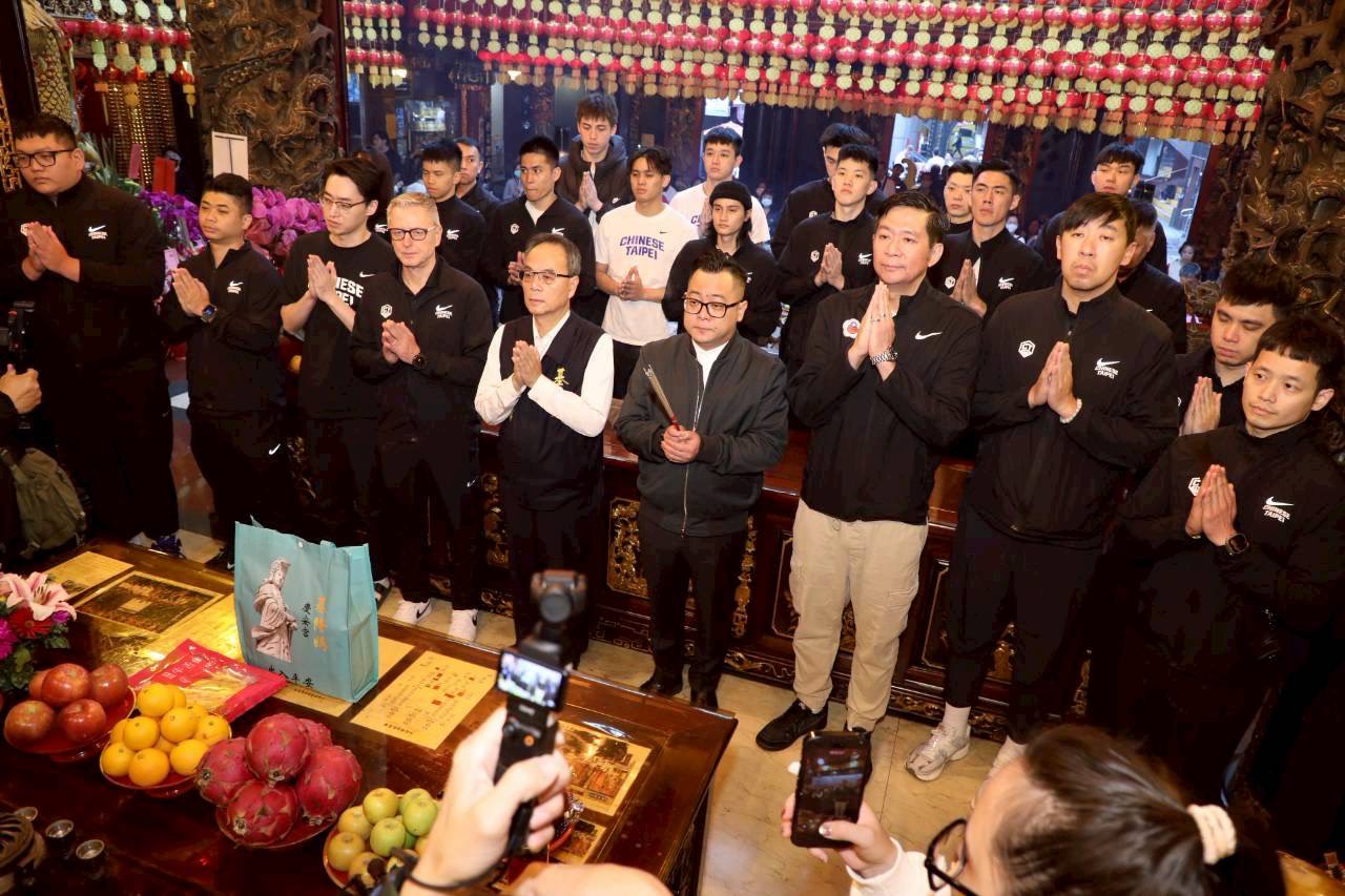 2/26迎戰南韓！中華男籃赴慶安宮祈福　童子瑋：運氣交給媽祖、拚戰交給我們 11