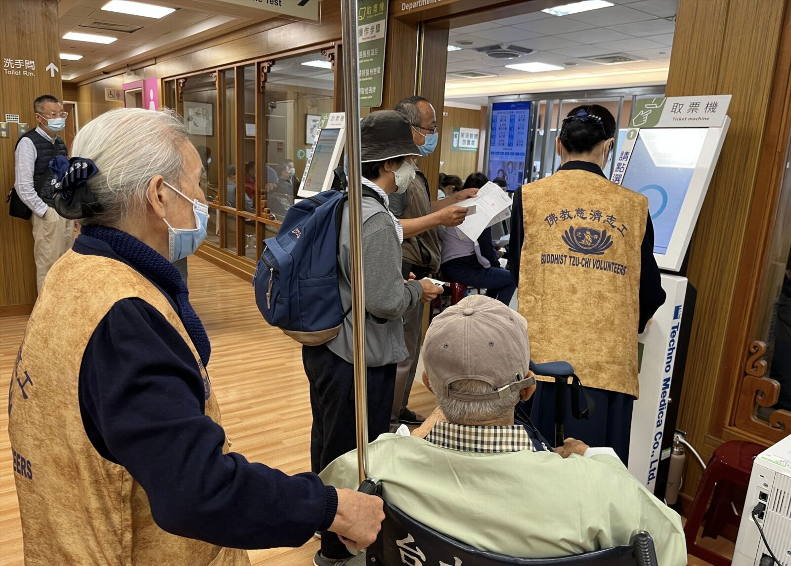 看病塞！「節後就醫潮」大爆發 醫院抽血站一上午領號破百 3