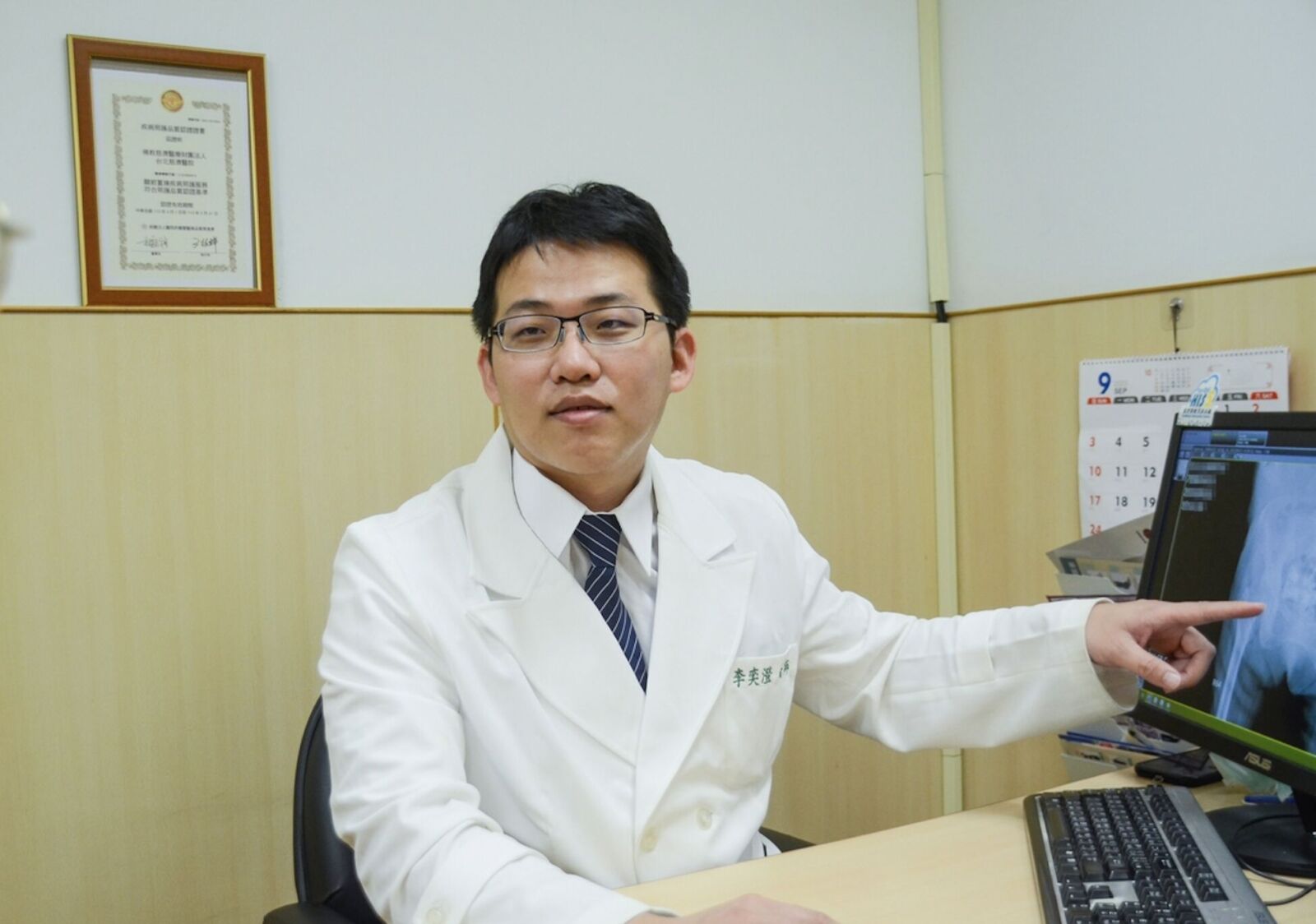 27歲男進健身房一秒「胸部瘀青腫脹」   竟罕見胸大肌斷裂！