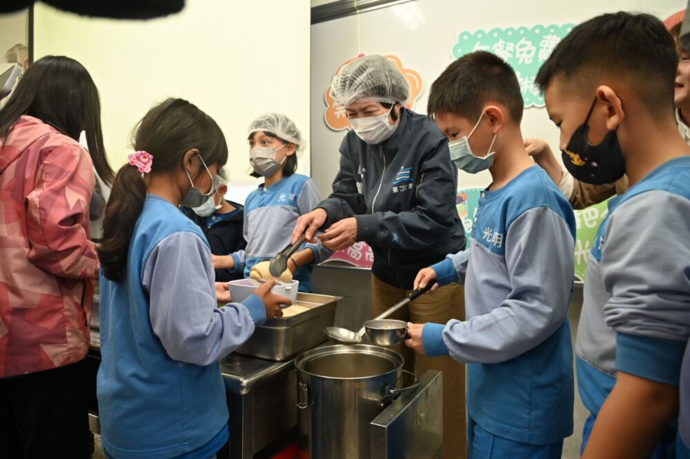 超前部署編列預算　饒慶鈴宣布全縣公立國中小營養午餐免費　