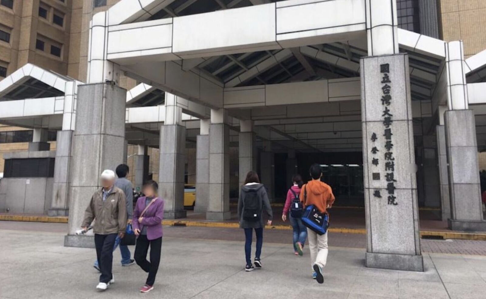 台大醫院「紅色警戒」30分鐘！   空中花園冒明火、疏散病患70人