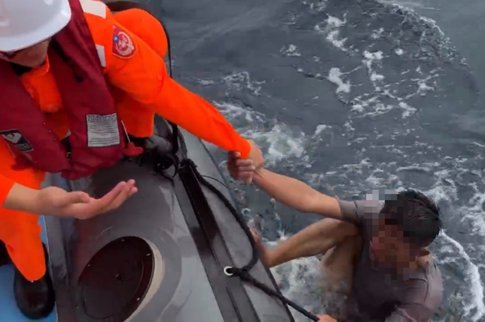 漁船翻覆3船員待援 海巡員赴臺東外海搶救脫險 20 cnews204260225a02