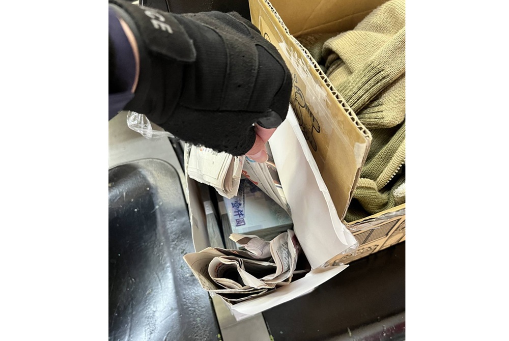 懷抱重物路旁徘徊 警眼尖成功攔截愛情陷阱百萬現金 8 cnews204260226a07