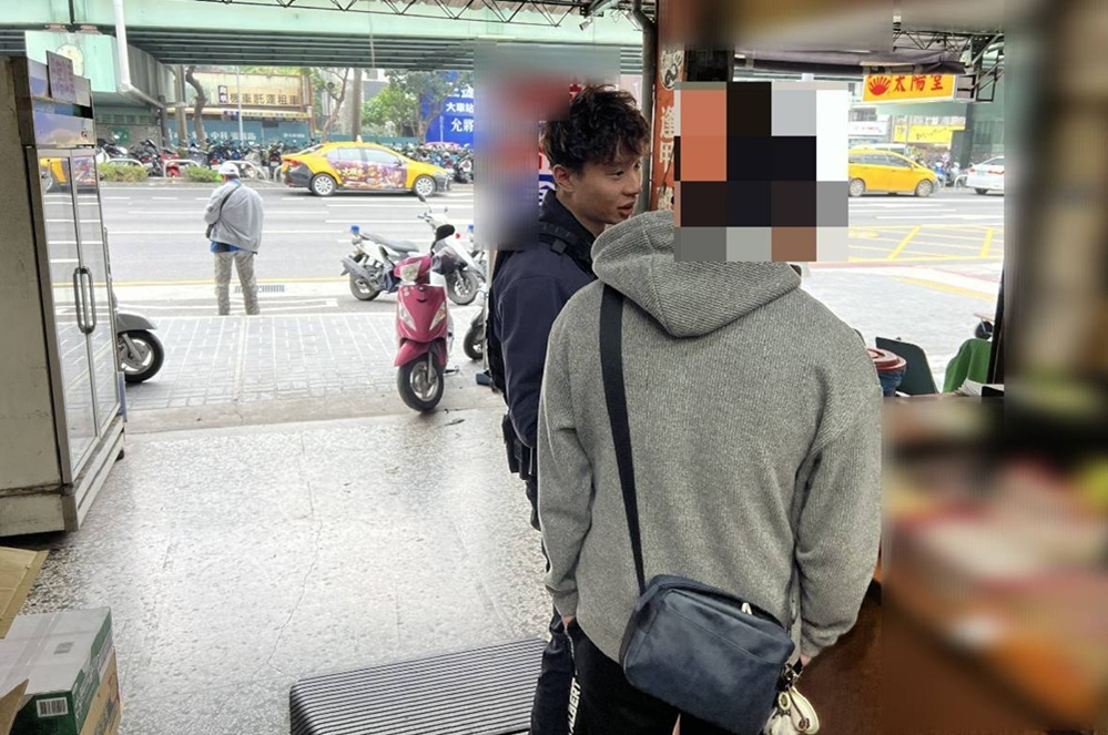 懷抱重物路旁徘徊 警眼尖成功攔截愛情陷阱百萬現金 18 cnews204260226a06