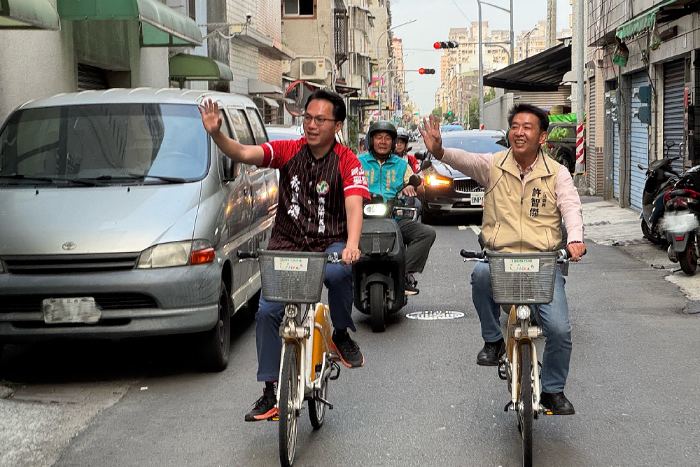 跨派系陪林智鴻單車掃街　許智傑：讓鳳山和諧成民主佳話 9