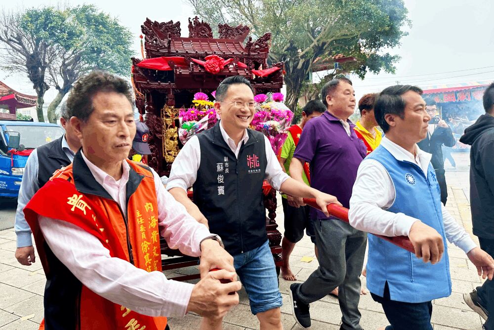 大園內海貴文宮遶境祈福 蘇俊賓、徐其萬赤腳過火迎新春 4 照片來源:桃園市政府
