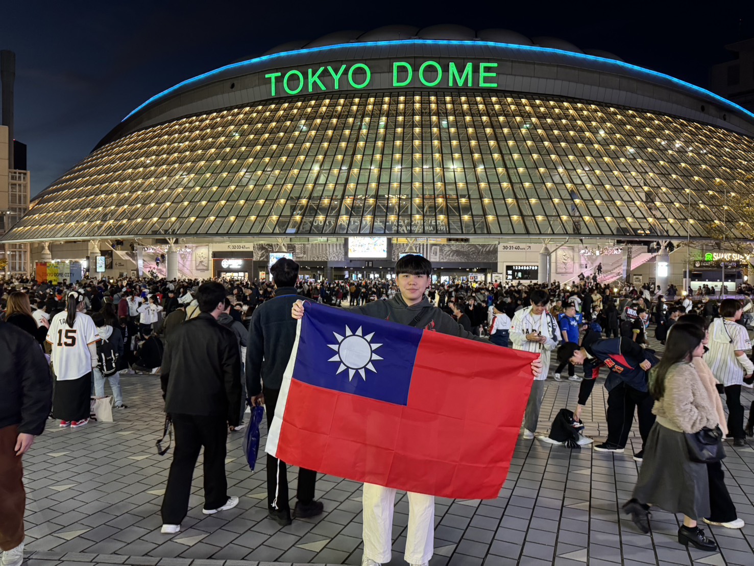 最暖老闆！張嘉郡放行助理飛東京應援WBC　帶上12強奪冠國旗加持 9