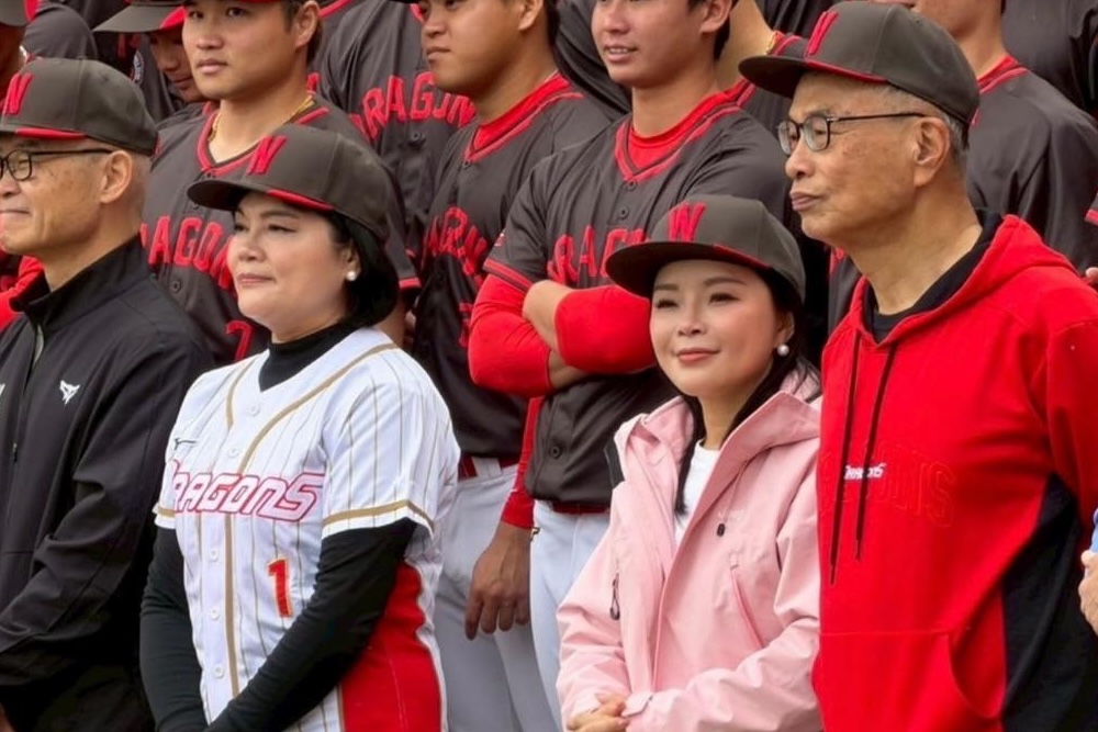 最暖老闆！張嘉郡放行助理飛東京應援WBC　帶上12強奪冠國旗加持 7