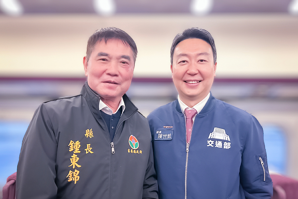 苗栗明年將辦台灣燈會　鍾東錦跟陳世凱「咬耳朵」盼協助 11