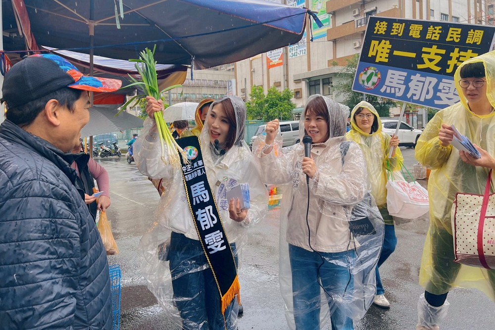 馬郁雯冒雨街頭拜票衝刺初選民調　段宜康疾呼顧電話：千萬不能讓她有意外！ 23
