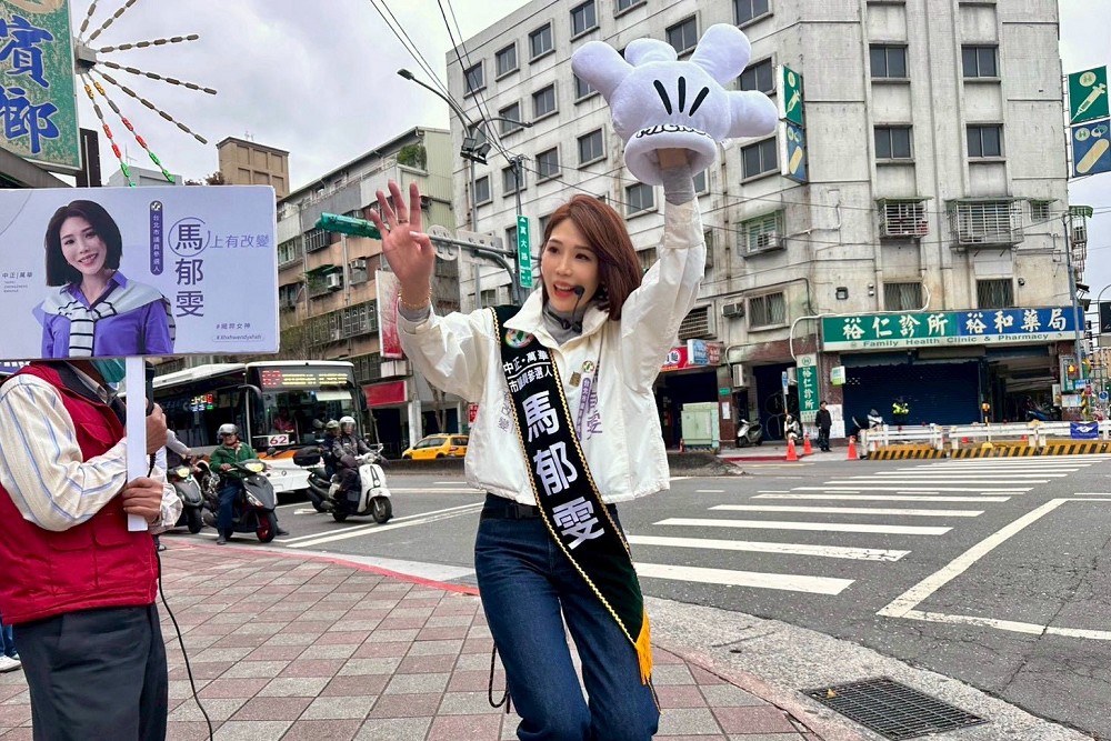 馬郁雯冒雨街頭拜票衝刺初選民調　段宜康疾呼顧電話：千萬不能讓她有意外！ 15