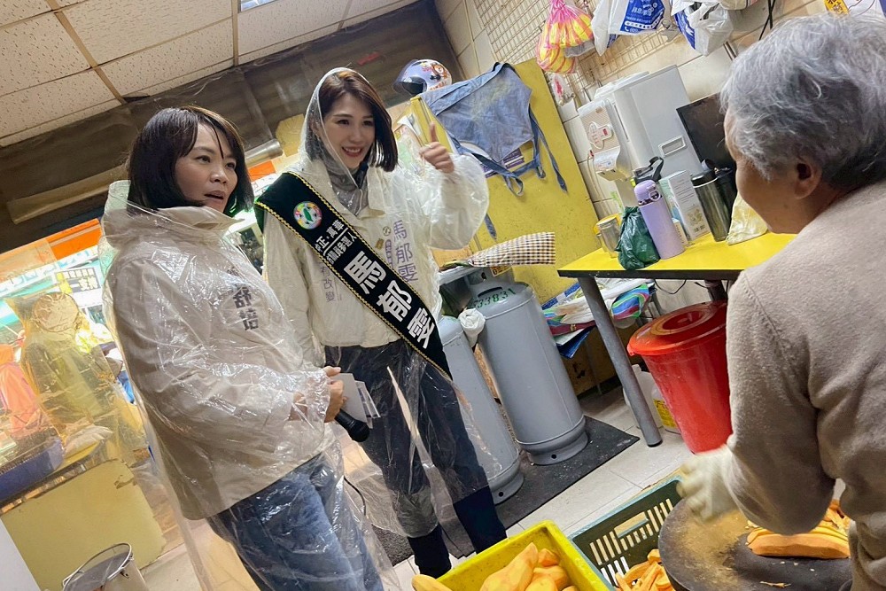 馬郁雯冒雨街頭拜票衝刺初選民調　段宜康疾呼顧電話：千萬不能讓她有意外！ 17