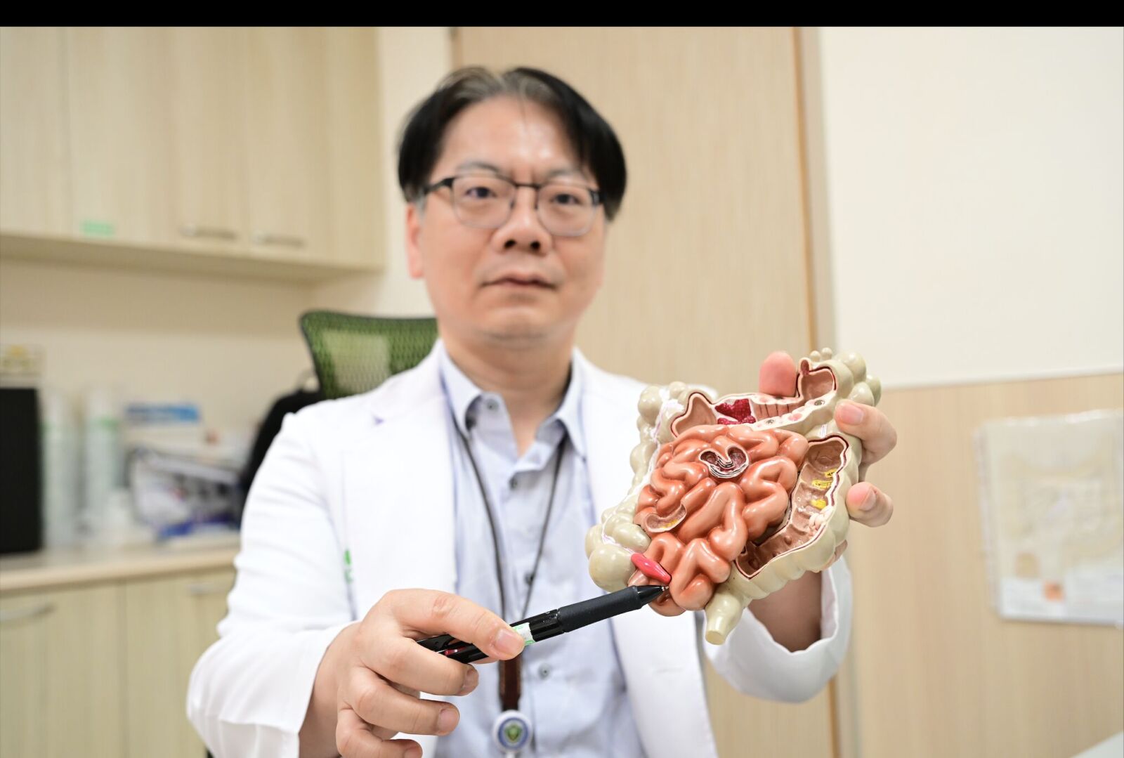 4旬婦車禍擦撞送醫 意外揪直腸長10公分大罕見「腸尾囊腫」！ 3