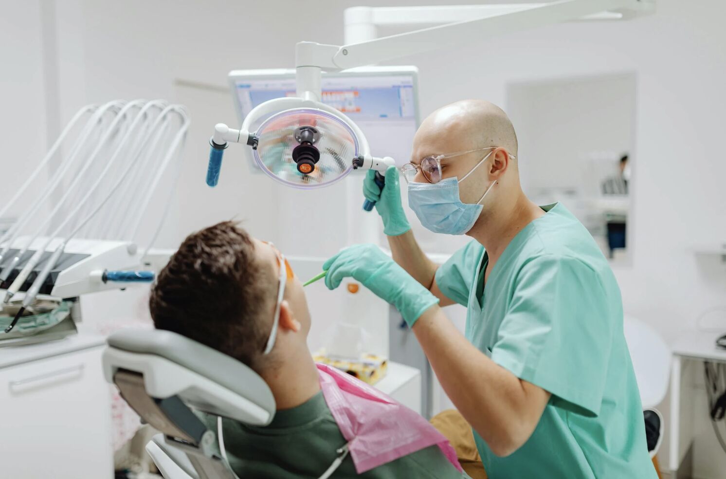 牙齒腫脹大半年   竟「啃瓜子、咬牙切齒」引爆牙根縱裂！