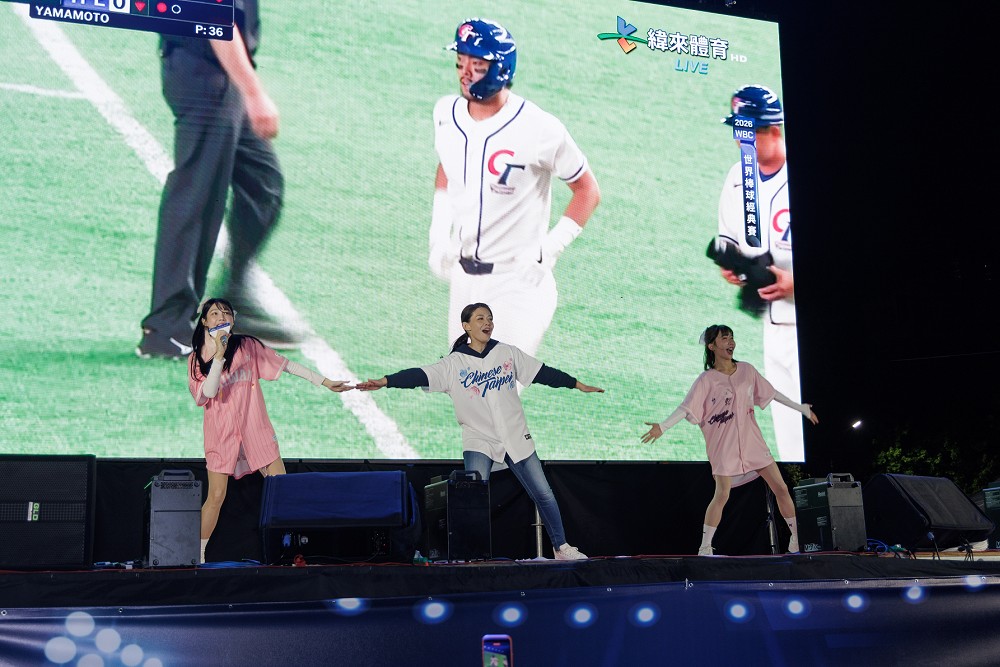 WBC 熱戰高虹安同框啦啦隊大跳應援舞　鄭志龍驚喜現身民眾搶合影 11