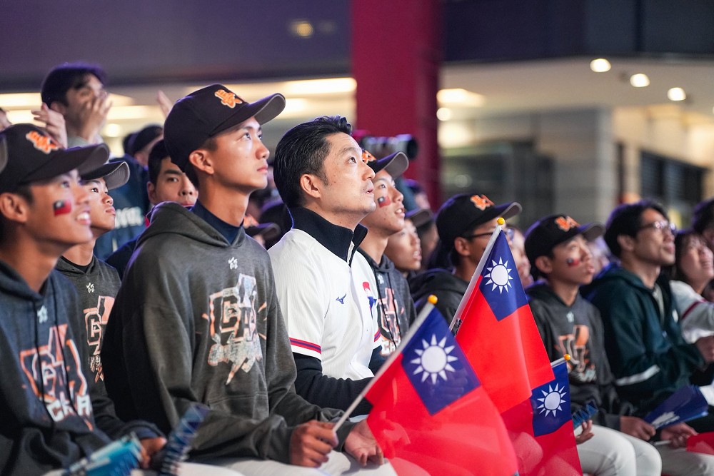 蔣萬安歪頭眨眼應援中華隊大跳「海豹舞」　網友盛讚：市長好可愛