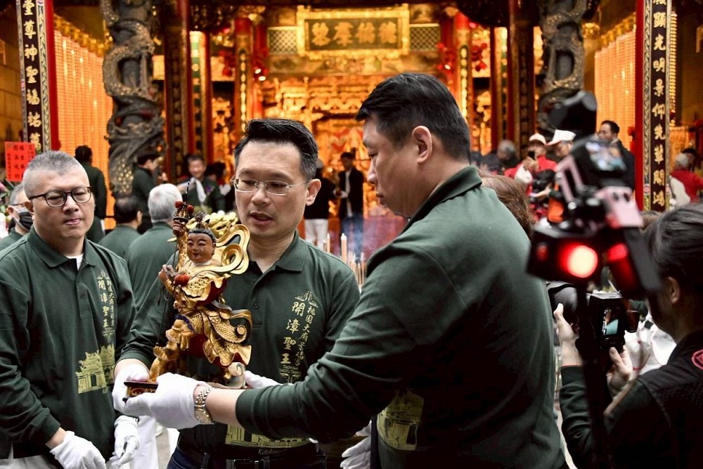 景福宮開漳聖王遶境踩街　蘇俊賓親扛神將推廣百年民俗文化 23