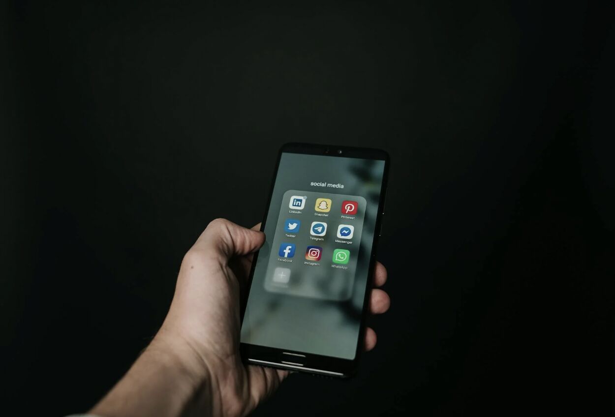 過馬路「側方機車全隱形」！早發青光眼 黑暗中滑手機要不得 3