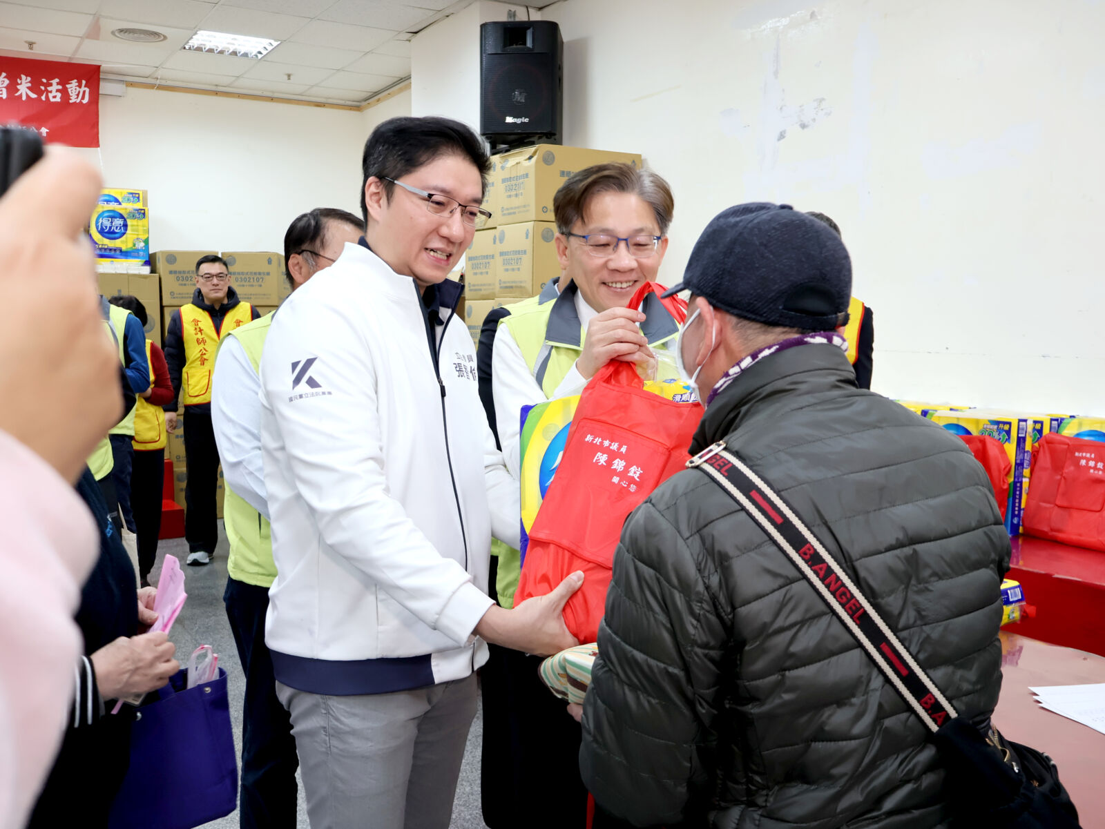 用大愛過白色情人節　張智倫贈米送暖中和弱勢家庭 9
