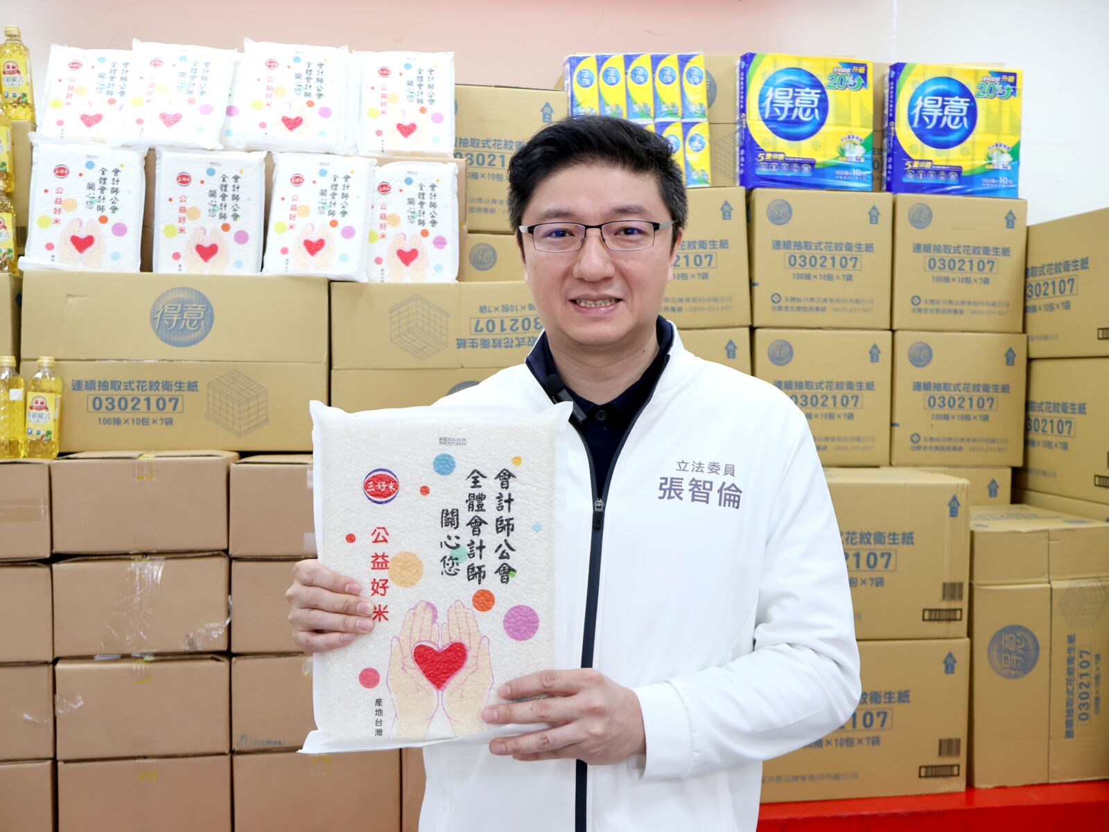 用大愛過白色情人節　張智倫贈米送暖中和弱勢家庭 7