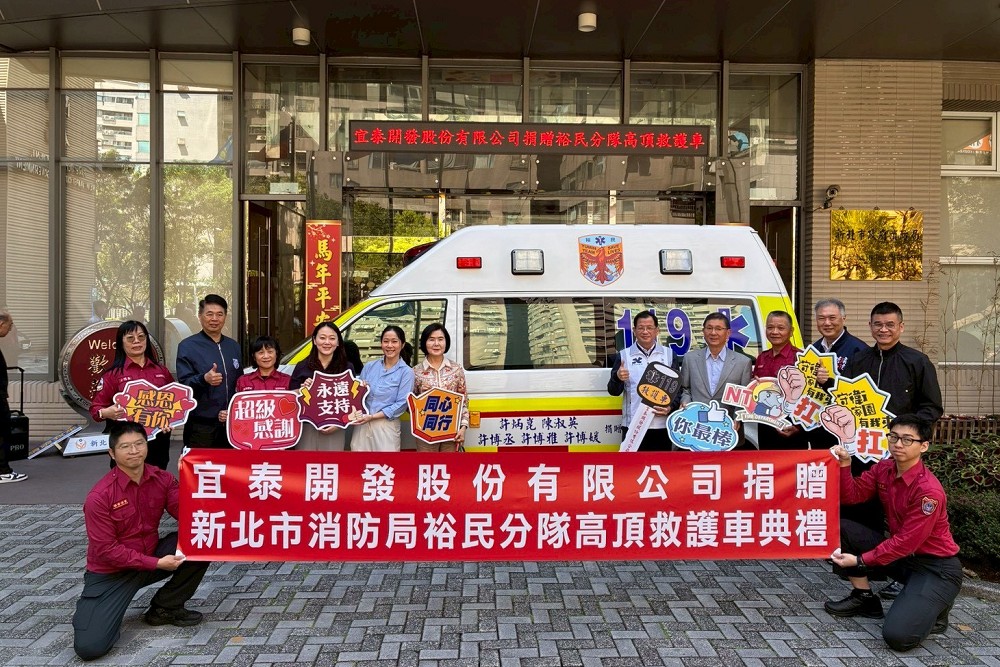 新莊前區長許炳崑攜手家人捐贈救護設備　陳崇岳致謝：民力無窮 11