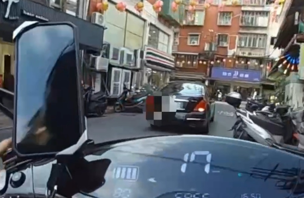 拒檢狂逃10公里 毒品通緝犯連撞2機車被逮 2 cnews204260316a17