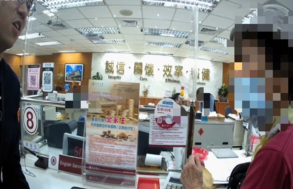 假親屬詐騙老梗又來 警阻婦人解定存300萬元給假姪孫 1 cnews204260316a18