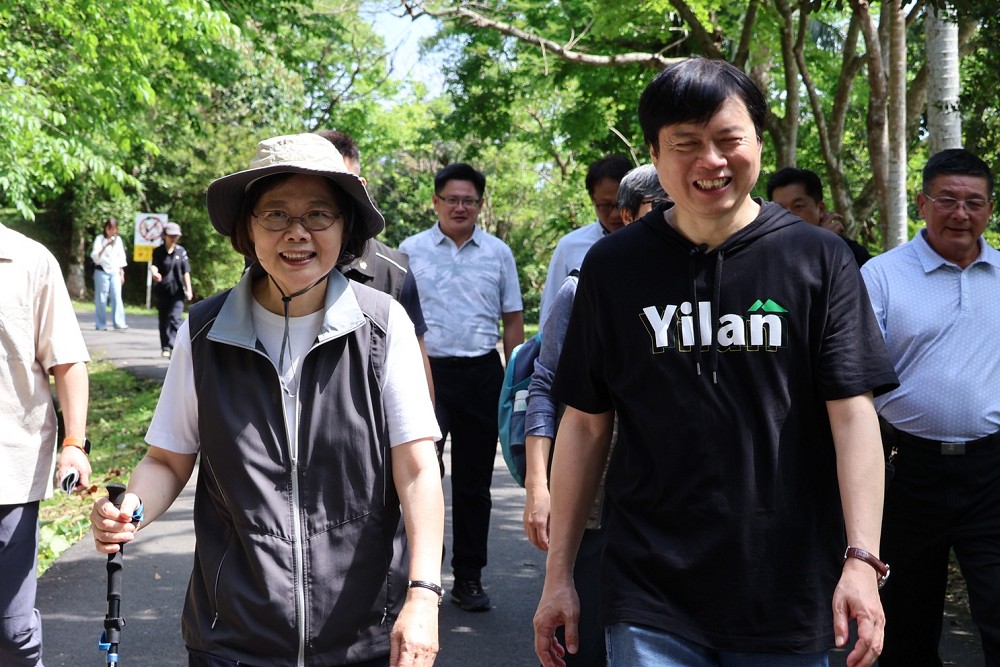 蔡英文偕縣長參選人林國漳登宜蘭步道　遇熱情民眾喊話多支持