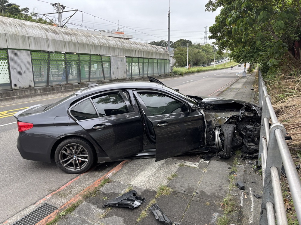 失控自撞護欄　44歲男唾液快篩涉毒駕送辦