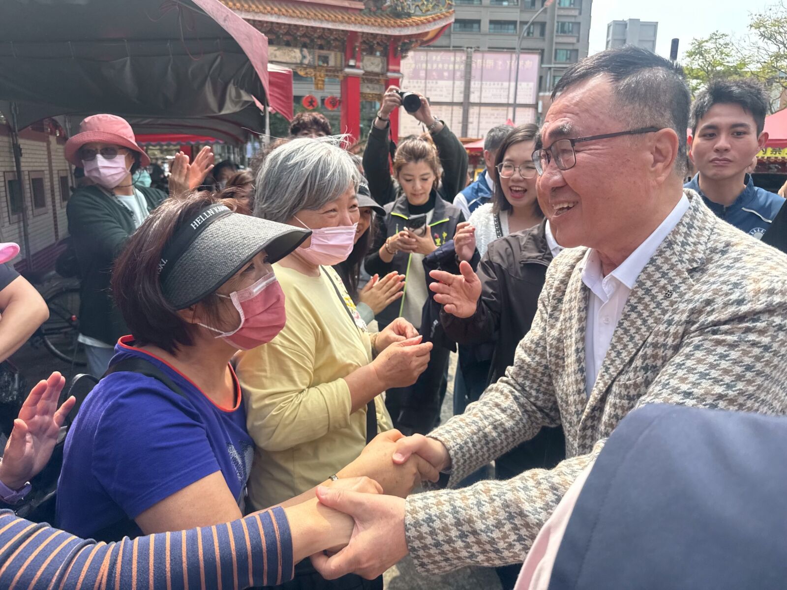 「頭牙」李四川參拜中和廟宇　鄉親爭相合影高喊凍蒜 7