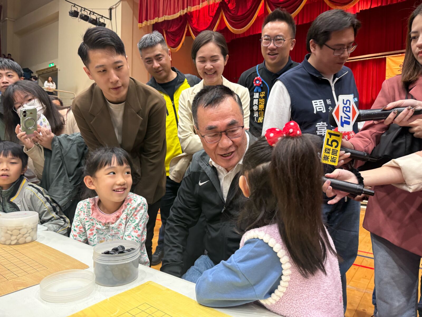 「鄰家阿伯」化身圍棋學徒　李四川向小棋手求教互動笑翻全場