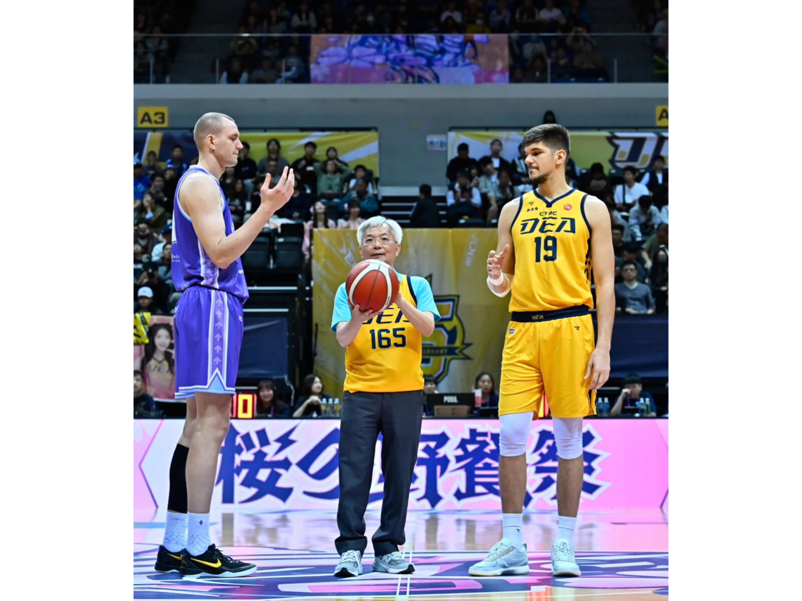 打詐如打球都需防守　張榮興穿165球衣為中信特攻開球