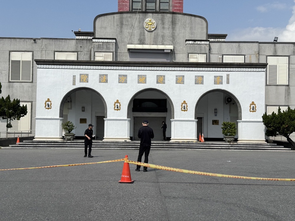 花蓮地檢署前有奇怪包裹　虛驚一場竟是派報員怕報紙淋濕