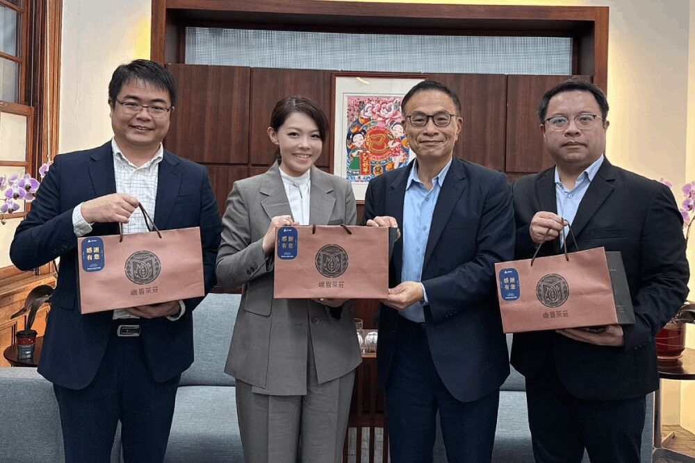 114年12月味全龍職業棒球隊副董事長黃宗仁拜會高虹安市長合影。照片來源：新竹市政府