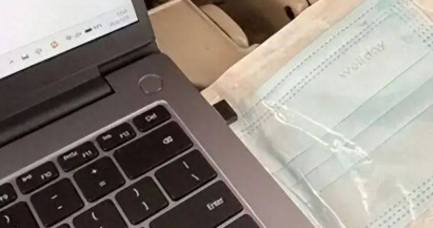 旅客站高鐵車門口抽菸！她被熏到投訴乘務員　下秒傻眼：只給我口罩