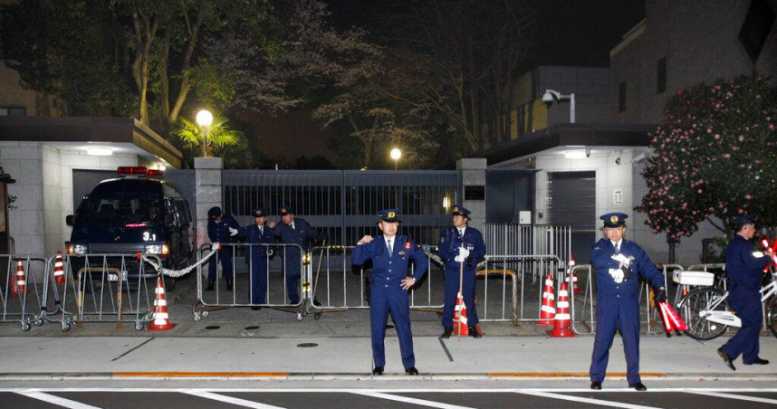 男子翻牆闖陸使館還持刀！喊「以神之名殺人」　大陸要求日方交代