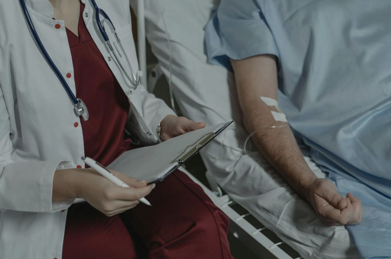 「日抽5包菸、1200cc高粱酒」  男鬧胃痛驚見12公分巨大腫瘤！