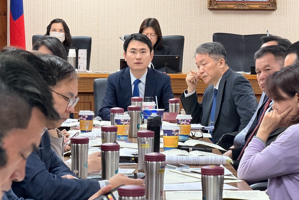 國防特別條例出委送協商　陳冠廷點名藍3大咖發揮影響力 13