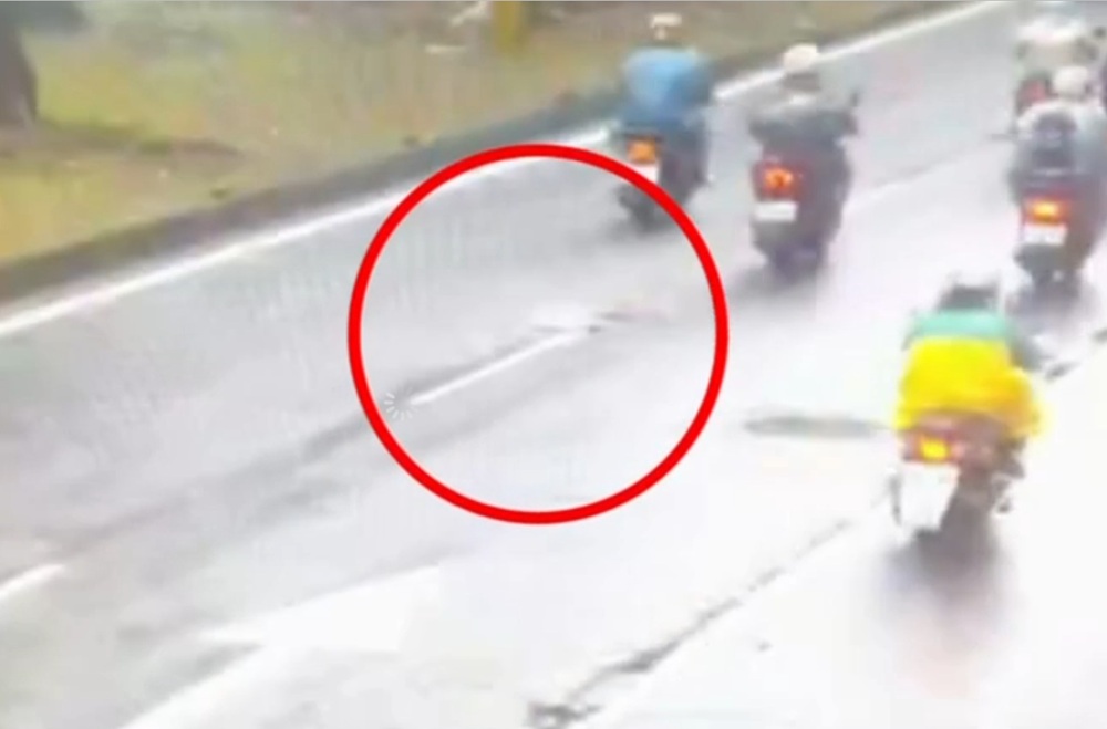 機車騎士2萬元現鈔噴飛 鈔級任務警民聯手錢歸原主 4 cnews204260327a05