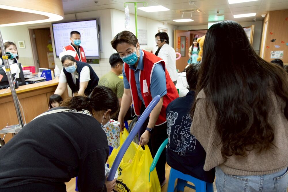 魏嘉賢率隊赴花蓮慈濟醫院送暖　盼透過藝術公益陪伴孩童