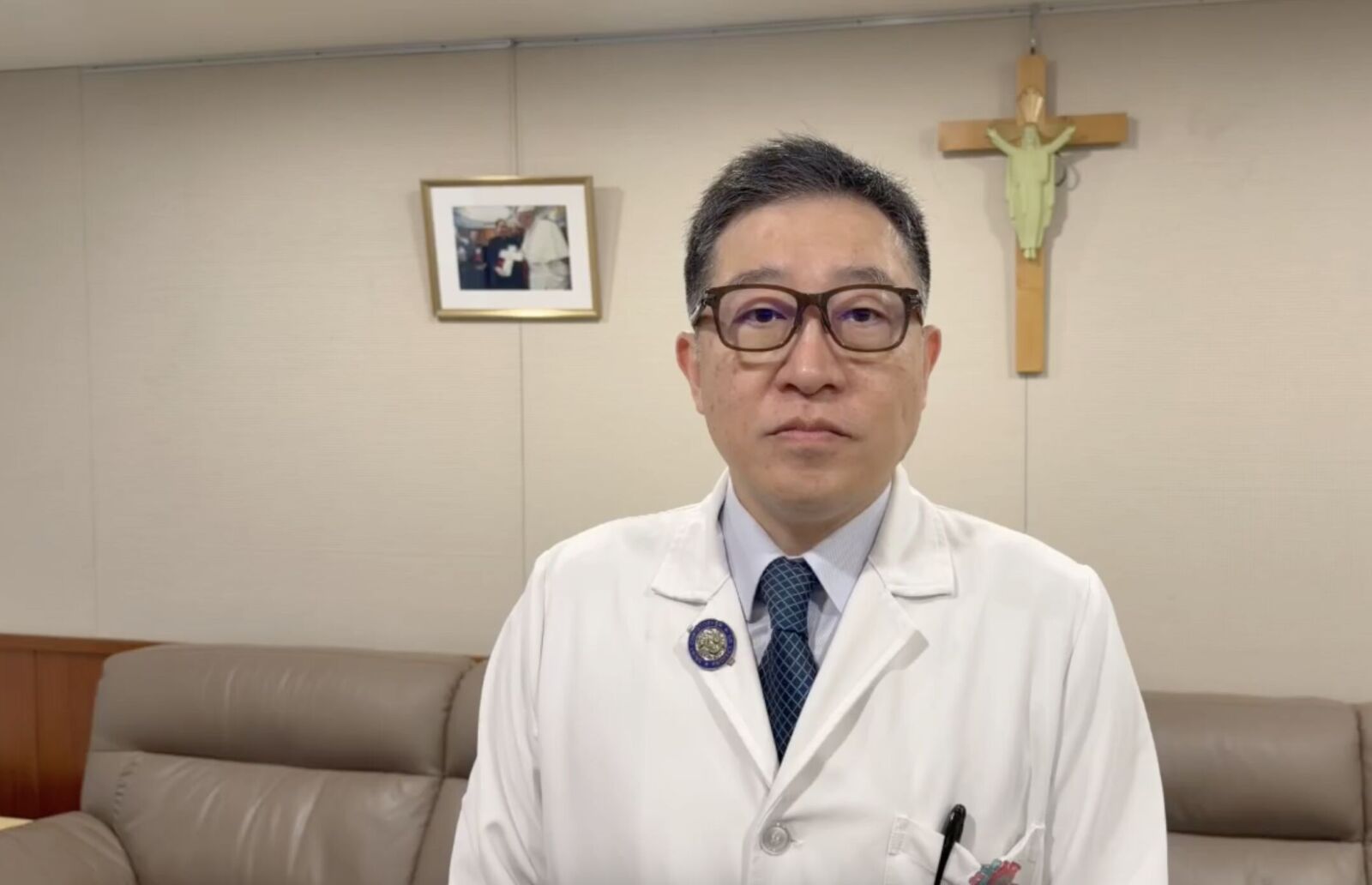 醉男急診突暴走拔點滴、亂揮拳   護理師受傷！耕莘醫院提告