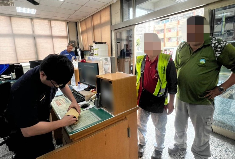 衣櫃當垃圾丟了 警與清潔隊員聯手保住50萬元 14 cnews204260331a18