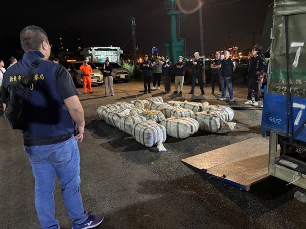 攔檢可疑貨輪　海巡署查獲大麻花300多公斤逮7中國船員