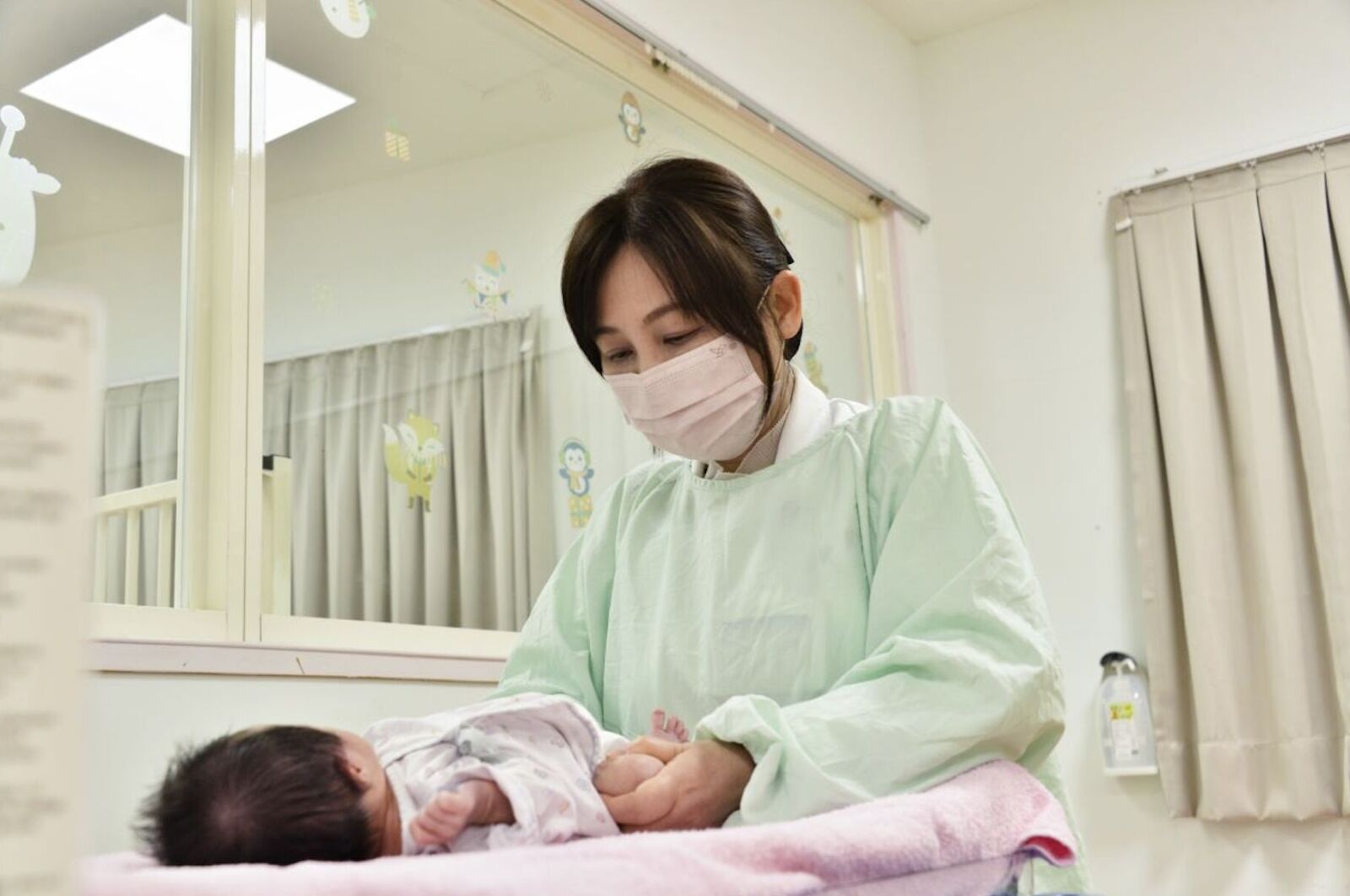 嬰兒換尿布「咔嗒」怪聲響   小心暗藏長短腳大危機