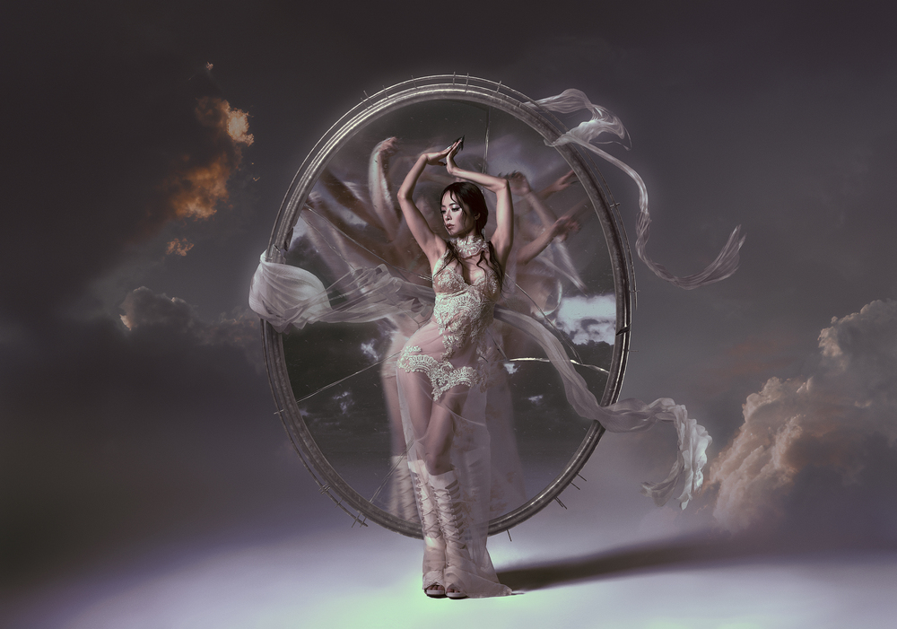 JOLIN披蕾絲紗袍詮釋「愉悅流動」　《Pleasure》液態黑膠預購開跑