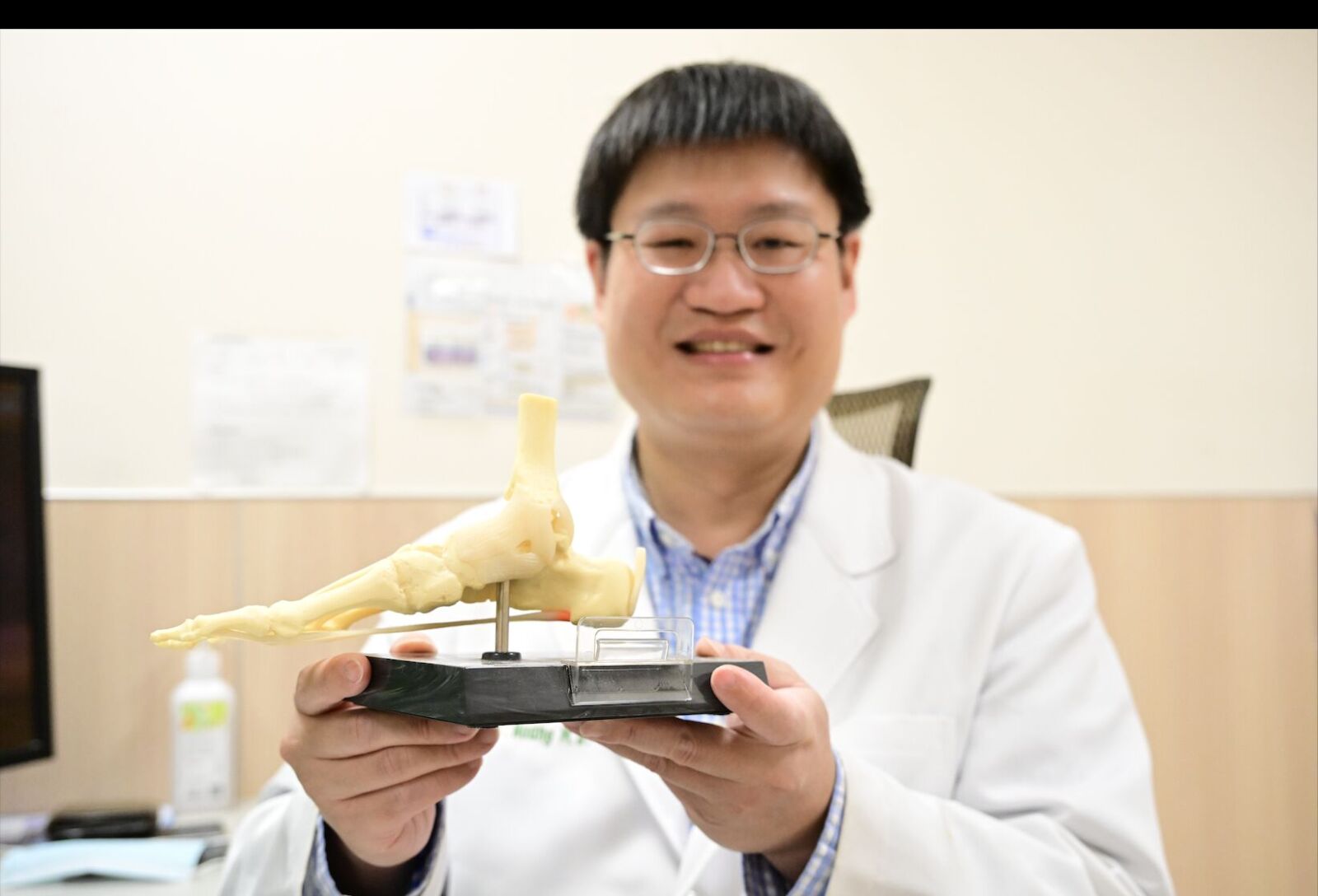 痛風仍不忌口   醫護驚呆！男子腳踝雞蛋大「痛風石」爆開