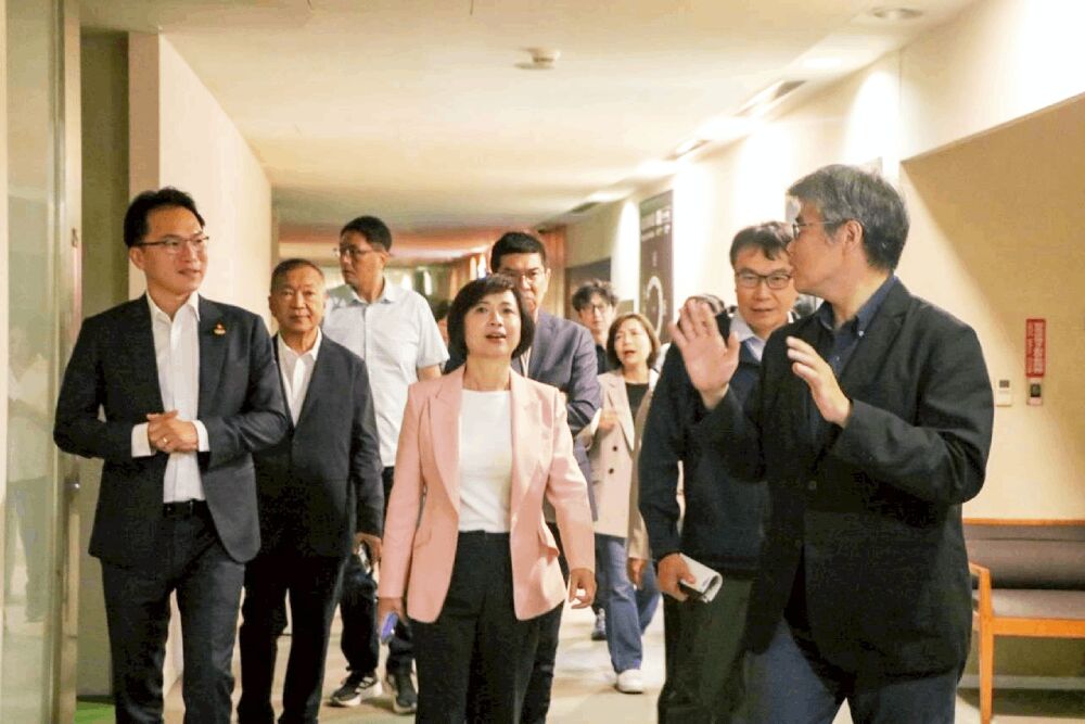 何欣純赴高雄取經演唱會經濟　打造台中國際級展演新藍圖