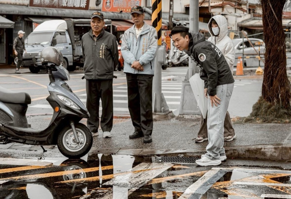 鶯歌火車站候車積水引民怨　呂家愷會勘要求改善排水