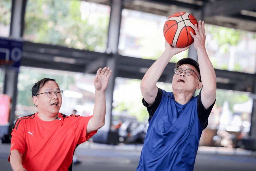 鉛球資優生對決桃園球王　賴瑞隆送王義川「肉包」嗨翻全場